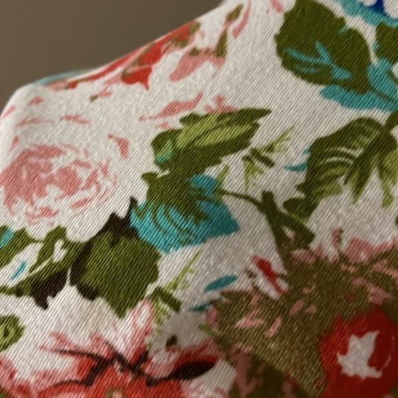 White/Grey Flower Print T-shirt w/ Pocket - Picture 8 of 9